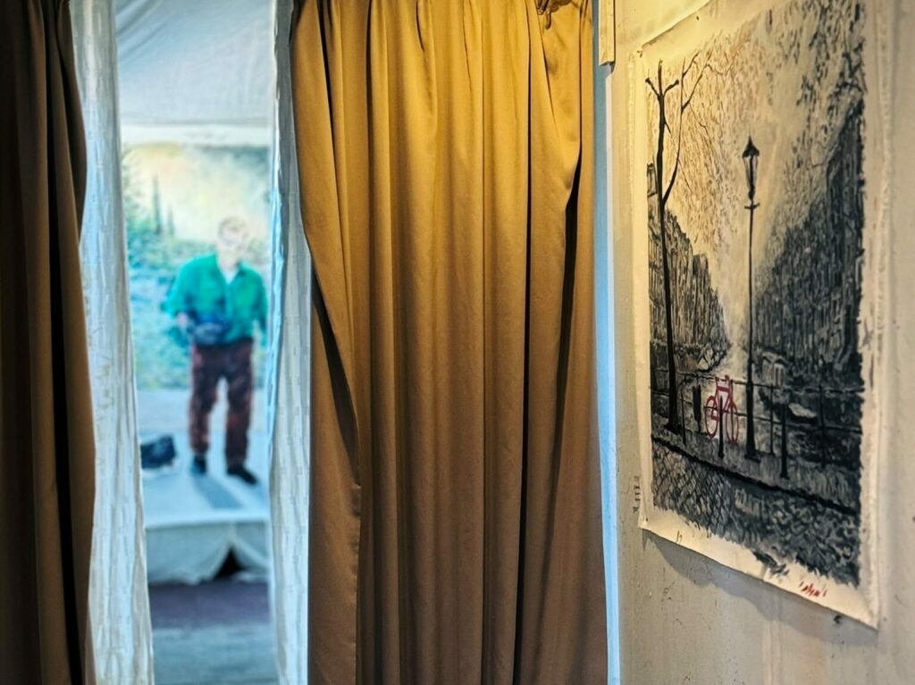 Peintures exposées dans l’atelier de Stéphane Nikel pendant le Parcours Venn’Art 2026