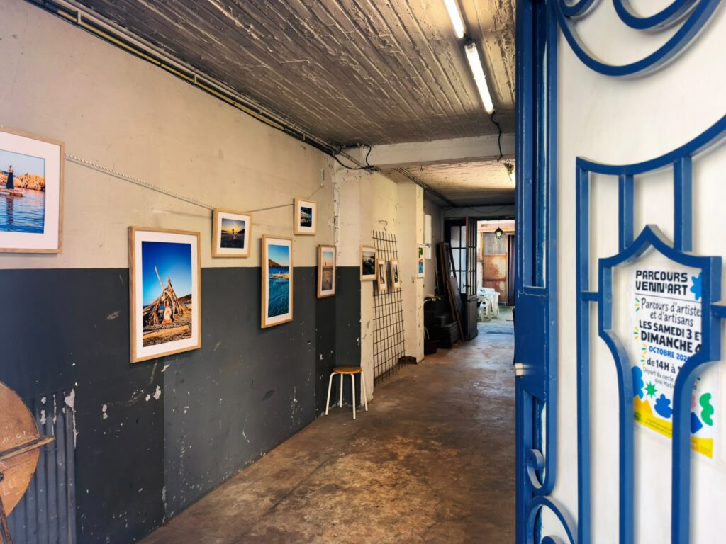 Photographies d’Arnaud Mangatalle exposées à l’entrée de l’atelier pendant le Parcours Venn’Art
