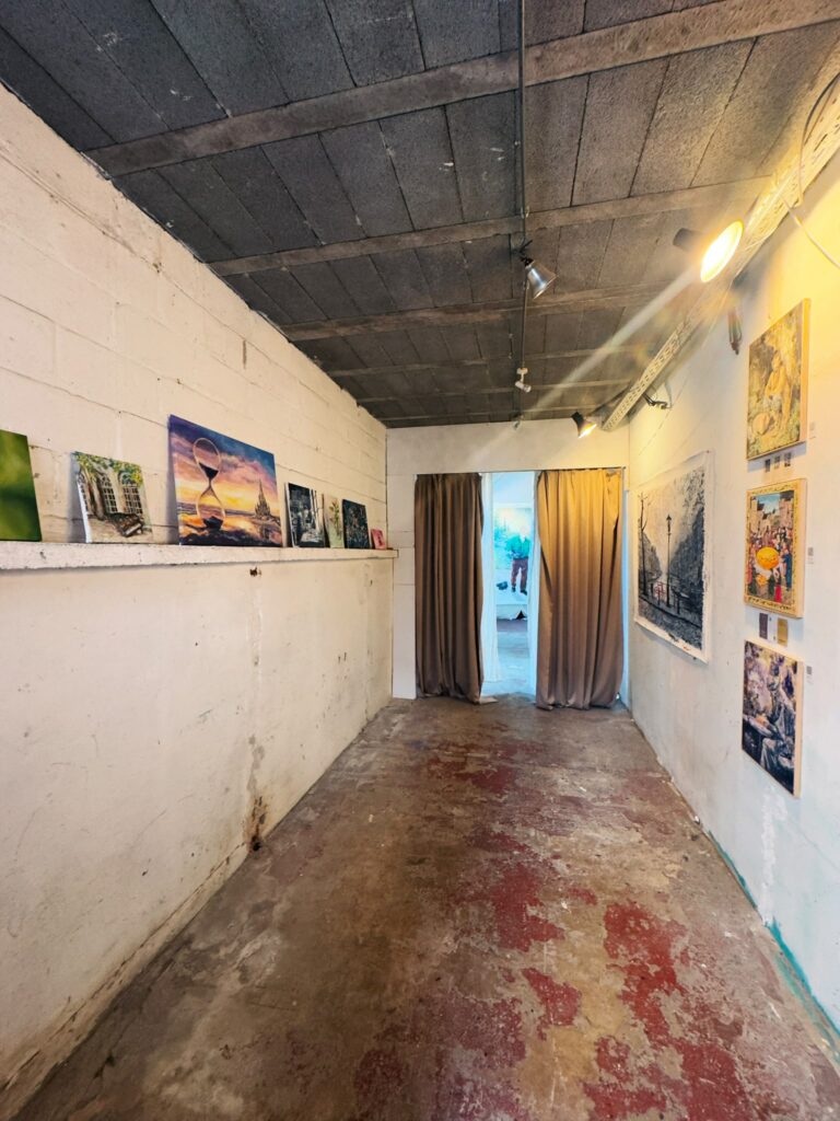 Vue sur le couloir de l'atelier présentant des petites toiles de Stéphane Nikel durant le Parcours Venn’Art