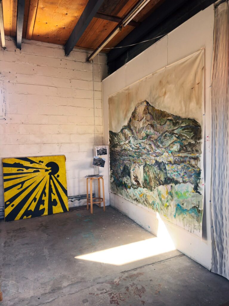 Vue sur une partie de la pièce centrale présentant la toile "Décharge Sainte Victoire" en cours de réalisation par Stéphane Nikel durant le Parcours Venn’Art