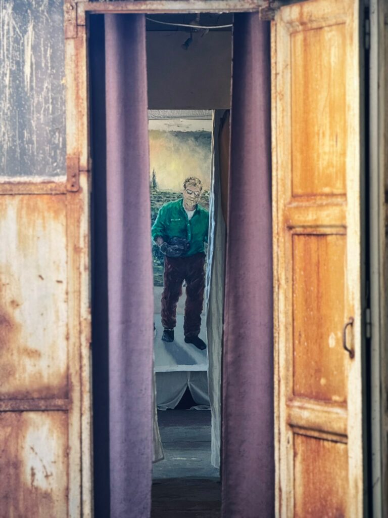 Vue sur le "Dernier Jardinier" à l'entrée de l’espace présentant les peintures de Stéphane Nikel pendant le Parcours Venn’Art